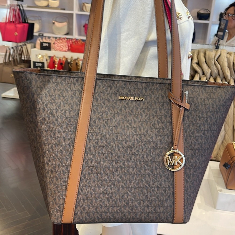 MICHAEL KORS
Pratt Large Signature Logo Tote Shoulder Bag
COLOR BROWN
NWT - Picture 16 of 16